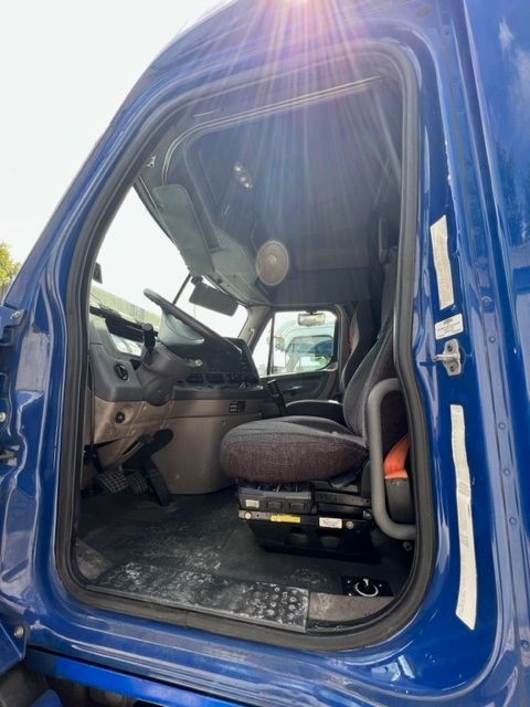 2012 FREIGHTLINER Cascadia - Image 16